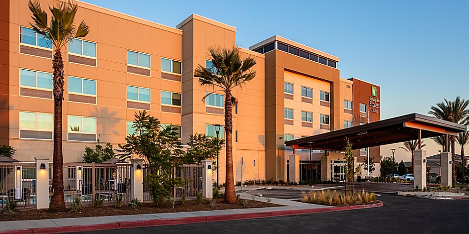 Holiday Inn Express Suites 1 